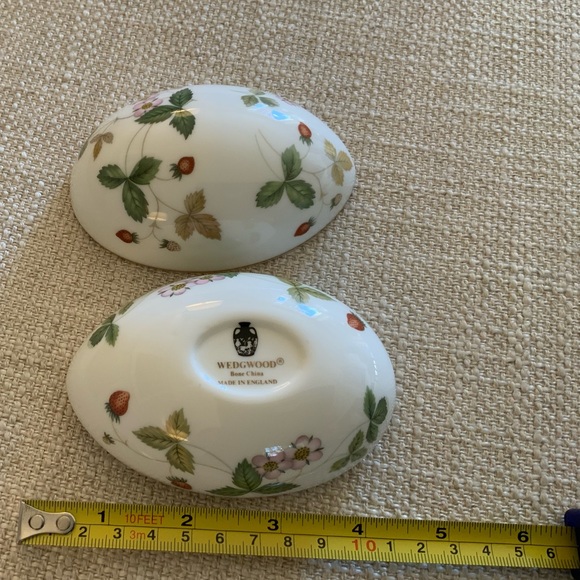 Wedgwood Wild strawberry trinket box, egg-shaped - Picture 3 of 4